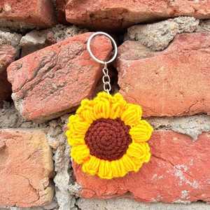 Mini porte-clés tournesol au crochet fait main, fleur tricotée, design personnalisé, cadeau écologique - Product Image 3