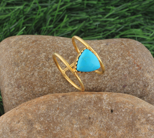 Bague de Fiançailles et de Mariage en Argent Plaqué avec Turquoise Triangulaire, Double Bande et Pierre Précieuse Trillion, Bijoux Fins Personnalisés en Gros pour Homme - Product Image 6