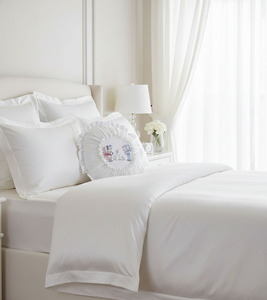 Housse de coussin ronde en coton personnalisée brodée garçon et fille, avec volants blancs, pour vente en gros - Product Image 2