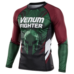 เสื้อรัดกล้ามเนื้อแขนยาว Venum Fighter ผลิตจากผ้าสแปนเด็กซ์และโพลีเอสเตอร์ แห้งเร็ว กระชับรูปทรง สีเขียว แดง ดำ พิมพ์ลายโลโก้ด้านหน้า - Product Image 1