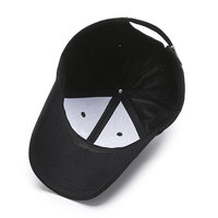 Casquette de baseball noire à 6 panneaux avec logo brodé blanc sur le panneau avant, ajustement réglable, style décontracté unisexe, matière en coton.