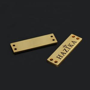 Accesorios de Aleación de Zinc Duraderos con Diseño Personalizado y Logotipo Metálico Dorado Impreso en Serigrafía para Ropa y Bolsos - Product Image 4