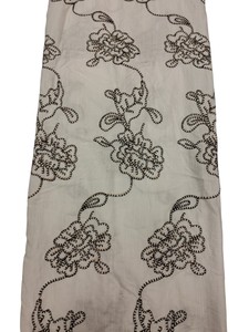 Tissu en coton côtelé blanc cassé de qualité export sur mesure avec motifs floraux noirs texturés brodés pour vêtements et artisanat - Product Image 3