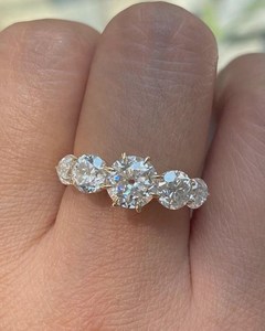 แหวนเพชรโมอิสซาไนต์ทรงกลมประดับห้าเม็ด ชุบทองสำหรับผู้หญิง เงินแท้ 925 ของแท้ ของขวัญแทนคำมั่นสัญญาสำหรับคู่รัก - Product Image 1