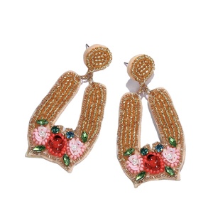 Nouveautés Boucles d'oreilles clous unisexe faites à la main en perles de verre avec lettres, couleur rouge pêche, pour mariage et soirée - Product Image 1