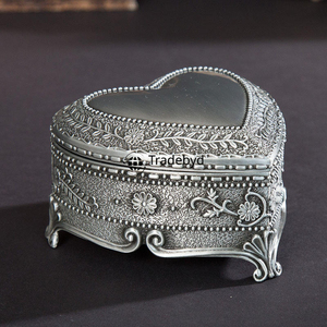 Boîte de rangement en métal sculptée sur mesure, élégante et décorative, par Tradebyd - Product Image 1