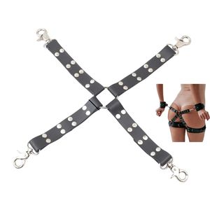 Menottes et attaches de cheville en cuir noir avec rembourrage et chaînes métalliques pour une retenue sécurisée - Product Image 6