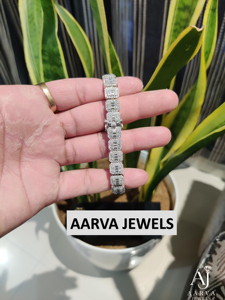 Bracelet jonc pour femme en argent sterling 925 plaqué rhodium, serti de moissanite taille émeraude en forme de cœur, maille cubaine, bijou cadeau - Product Image 5