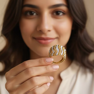 แหวนรูปตัว S ลายหยักหรูหรา ประดับเพชร CZ สีทอง ของขวัญวันครบรอบแต่งงานสุดหรู - Product Image 4