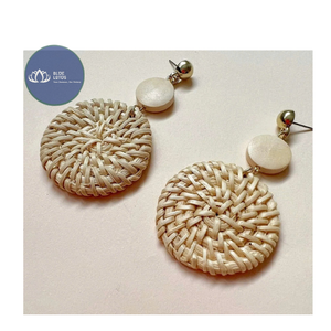 Pendientes de ratán, los más vendidos, elegantes, hechos a mano, de mimbre, perfectos para moda de resort, viajes y estilo casual diario. - Product Image 1