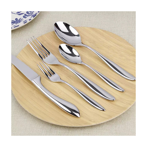 Elegante Juego de Cubiertos Chapados en Oro de 5 Piezas con Diseño Floral Vintage, Acabado Espejo, Cubertería para Boda, Utensilios Metálicos Duraderos - Product Image 6