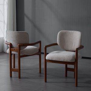 Juego de 2 Sillas de Comedor Tapizadas en Beige con Brazos, Capacidad de Peso de 300 LBS, Asientos con Detalles en Madera de Caucho y Cubierta de Tela - Product Image 1