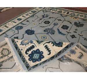 พรมอูชักสไตล์วินเทจสมัยใหม่ ลายพฤกษศาสตร์ทั่วทั้งผืน ดีไซน์ดอกไม้และรูปทรงเรขาคณิต ทำจากขนสัตว์ สีฟ้าพาสเทลและสีขาว - Product Image 3