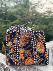 Sac à bandoulière matelassé en velours imprimé de qualité supérieure avec surpiqûres durables et un look moderne - Product Image 4