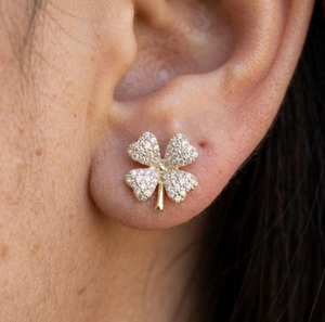 Exclusivos Pendientes de Diamantes Naturales de 0.50 CTW con Diseño de Trébol, Amuleto de la Suerte en Oro con Diamantes Pavé y Diseño Floral - Product Image 5