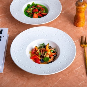 Assiette en céramique blanche texturée en forme de chapeau de paille |   Assiette creuse à rebord large avec motif à bulles et fossettes |   1280 ° Vaisselle moderne minimaliste C Fired - Product Image 3