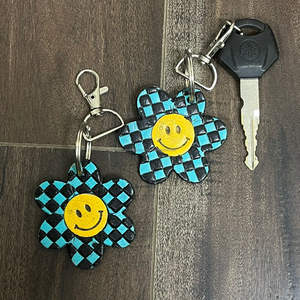 Porte-clés en cuir véritable personnalisé à motif floral, design premium en cuir à carreaux avec visage souriant, joli breloque de sac unisexe pour la vente en gros - Product Image 4