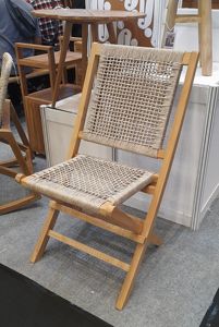 Chaise pliante Iris en teck massif avec cadre en rotin synthétique, design traditionnel pour une utilisation en extérieur dans le salon et l'hôtel - Product Image 3