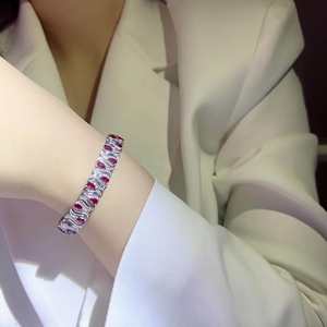 Bracelet en argent sterling plaqué or de qualité export, artisanal, luxueux, avec diamants taille émeraude pour femmes - Product Image 4