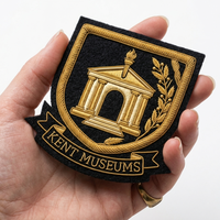 Badge brodé main sur mesure en fil doré, épingle de sûreté, emblème historique, marque privée, mode, vente en gros
