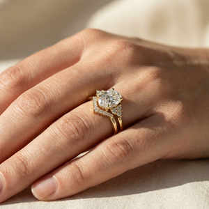 Bague de fiançailles de luxe en or 14K/18K avec diamant ovale D VVS2 de 2 carats cultivé en laboratoire, certifié IGI, empilable, vintage, unisexe, pour couples - Product Image 4