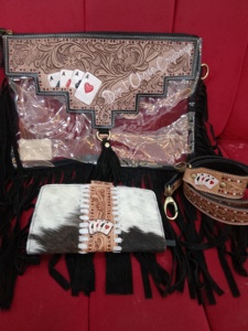 Bolso Bandolera Unisex de Cuero Vacuno Estilo Western, Diseño Floral Tallado a Mano, 20-36L, Impermeable, Antirrobo, Disponible en Stock - Product Image 5