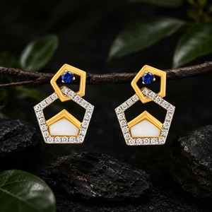 ต่างหูเพชรทรงหกเหลี่ยมสีน้ำเงินทอง - Product Image 4