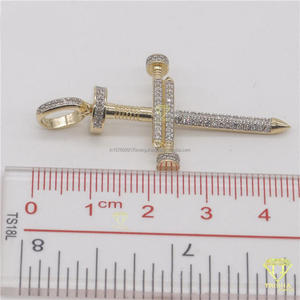 Collier élégant avec pendentif croix en or jaune plaqué, finition luxueuse avec diamant de laboratoire - Product Image 5