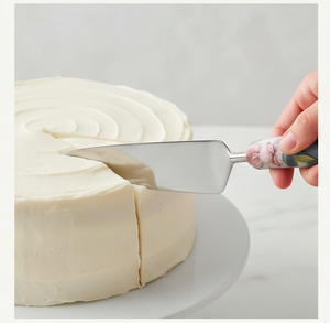 Juego de utensilios para servir pasteles de acero inoxidable con mangos de madera pintados con motivos florales, perfecto para bodas, regalos y ocasiones especiales. - Product Image 5