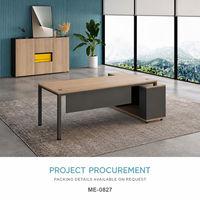 Bureau de direction moderne en forme de L avec plateau en bois clair, cadre en boucle anthracite et armoire de rangement latérale, usage commercial