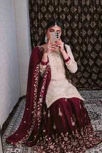 Ensemble de 3 pièces élégantes comprenant un top, un lehenga-choli et un dupatta, avec de magnifiques broderies et des détails en sequins, idéal pour les fêtes. - Product Image 2