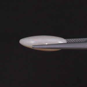 โอปอลสีขาวธรรมชาติแบบขายส่ง น้ำหนัก 6.90 กะรัต รูปทรงวงรี ขนาด 17.5x12.5 มม. ได้รับการรับรองจาก IGI ขัดเงาด้วยมือ ลงแว็กซ์/น้ำมัน แบบเบา - Product Image 2