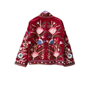 Veste matelassée en coton brodée Suzani en velours rouge, faite à la main, avec boutons floraux, style bohème, kimono d'hiver, vêtement ethnique artisanal - Product Image 5