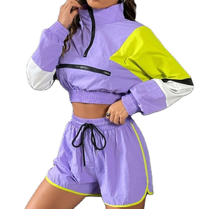Ensemble 2 pièces coupe-vent en nylon pour femme, avec capuche, couleur unie, respirant, écologique, comprenant un sweat-shirt demi-zip et un short de survêtement court - Product Image 3