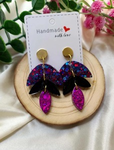 Boucles d'oreilles en résine faites à la main avec un design coloré et moucheté, bijoux tendance pour femmes - Product Image 6