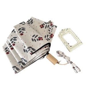 Paraguas Negro de Doble Uso para Mujer con Protección UV, Diseño de Fruta de Espino, Sombrilla Plegable Pequeña y Fresca para Sol y Lluvia - Product Image 5