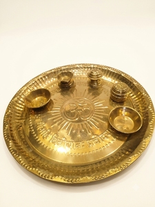 Ensemble de thali de prière en acier inoxydable, plateau circulaire, finition émail dur, motif Om en relief, petits bols, thème moderne, rituels religieux - Product Image 1