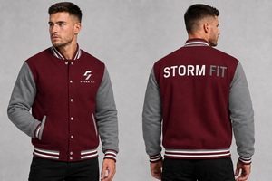 Chaqueta Varsity Unisex Storm Fit, Verde Oliva, Mangas Negras, Logotipo Bordado Casual, Estampado Frontal y Trasero, Corte Regular, Ropa de Invierno - Product Image 4