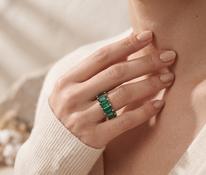 Bague éternité en or rose 14 carats avec diamant taille émeraude et sertissage à griffes, bijou personnalisé pour femme - Product Image 4