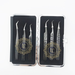 Pince à épiler de luxe en acier inoxydable à logo personnalisé, motif cœur durable, paillettes argentées, poudre noire pour cils – Vente chaude - Product Image 1