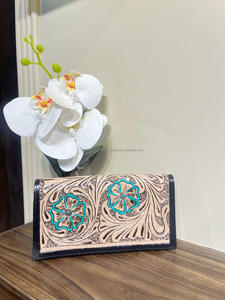 Nouveau véritable cuir repoussé à la main embrayages à deux volets femmes portefeuilles conçus vente chaude en cuir repoussé Unique élégant portefeuilles - Product Image 3