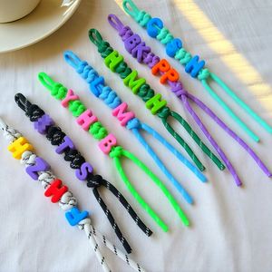 Llavero de paracord trenzado con nombre personalizado, letras acrílicas 3D coloridas, abalorios de cuerda, colgante para bolso, correa para mochila y cartera - Product Image 3