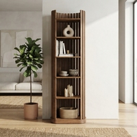 Étagère haute en bois massif de teck, minimaliste, à plusieurs niveaux, pour salon, avec espaces entre les lattes, rangement et présentoir.