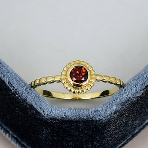 Anillo con Granate en Engaste de Bisel, Plata de Ley 925 Sólida, Gema Redonda, Bañado en Oro, Banda con Cuentas, Anillo Clásico para Uso Diario de Mujer - Product Image 3