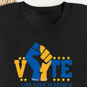 Sudadera personalizada VOTE negra para mujer, con estampado gráfico de la hermandad griega Sigma Gamma Rho, cuello redondo, estilo casual, de forro polar. - Product Image 5