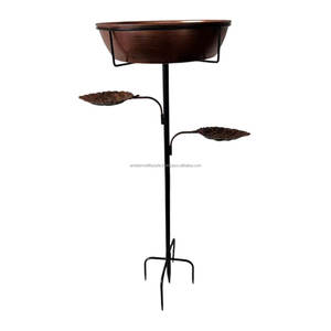 Bain d'oiseaux en métal antirouille avec large bassin et base stable, idéal pour l'alimentation et l'abreuvement des oiseaux dans les jardins et les paysages. - Product Image 3