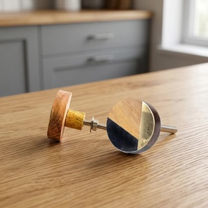 Poignée de meuble moderne en bois avec incrustation laiton noir pour tiroirs de cuisine et salon, style scandinave, écologique et durable - Product Image 1