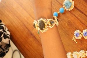 Pulsera artesanal de labradorita y perlas con eslabones de latón – Joyería de lujo con cierre de palanca para mujer - Product Image 3