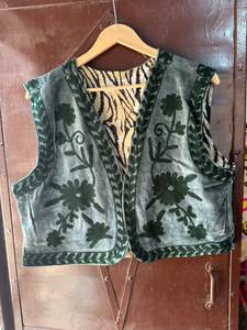 Chaleco Corto de Terciopelo Artesanal Estilo Suzani al por Mayor |   Chaqueta Boho de Algodón Transpirable sin Mangas con Bordado Floral Hecho a Mano para Mujer - Product Image 4