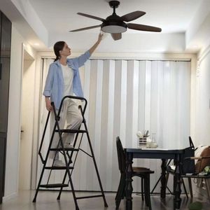 Sgabello leggero a quattro fasi impugnatura di sicurezza a pedale antiscivolo robusta scala multiuso in acciaio per ascensori da ufficio cucina - Product Image 2